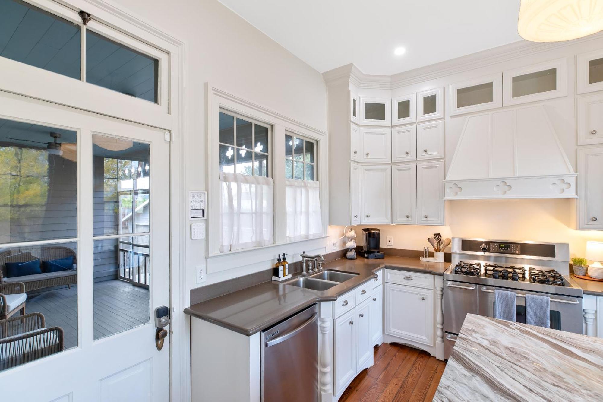 Historic 1871 Coastal Breeze With Heated Pool - Restoring Galveston Villa Eksteriør bilde