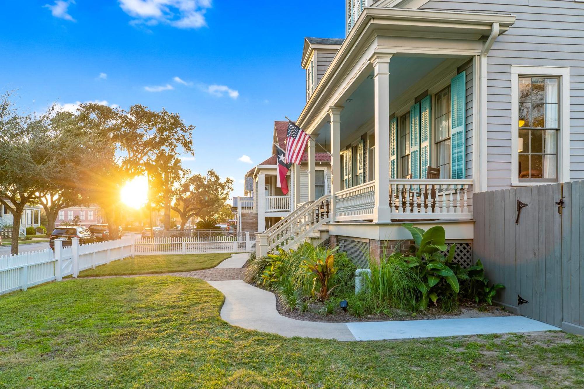 Historic 1871 Coastal Breeze With Heated Pool - Restoring Galveston Villa Eksteriør bilde